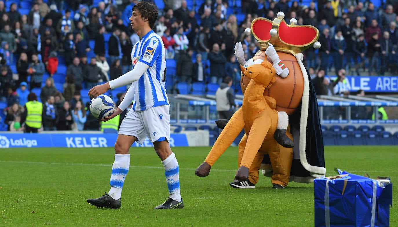 Willian José ha adelantado a la Real en el marcador al descanso, pero el Villarreal ha remontado con los goles de Trigueros de penalti, y Cazorla tras la revisión del VAR