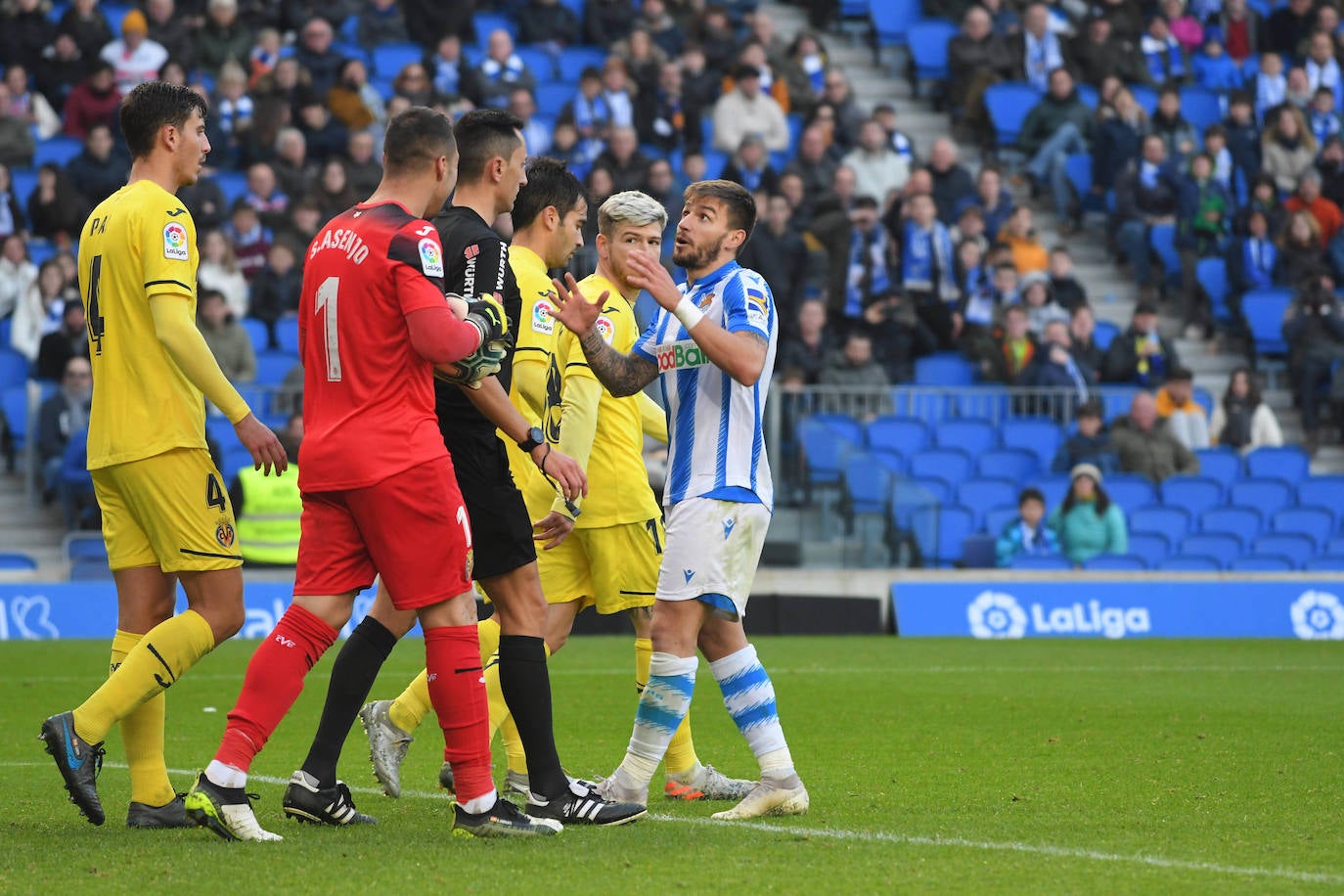 Willian José ha adelantado a la Real en el marcador al descanso, pero el Villarreal ha remontado con los goles de Trigueros de penalti, y Cazorla tras la revisión del VAR