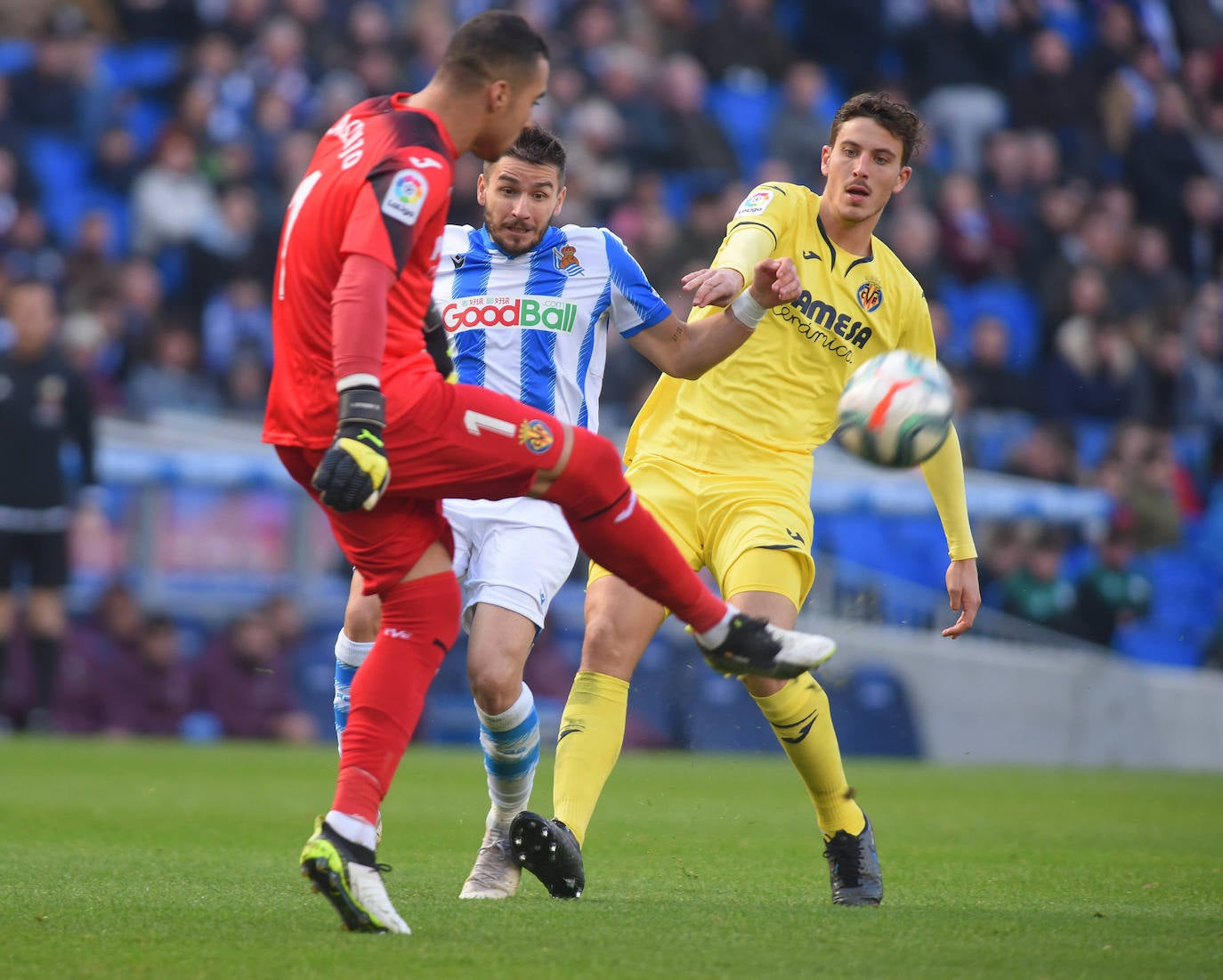 Willian José ha adelantado a la Real en el marcador al descanso, pero el Villarreal ha remontado con los goles de Trigueros de penalti, y Cazorla tras la revisión del VAR
