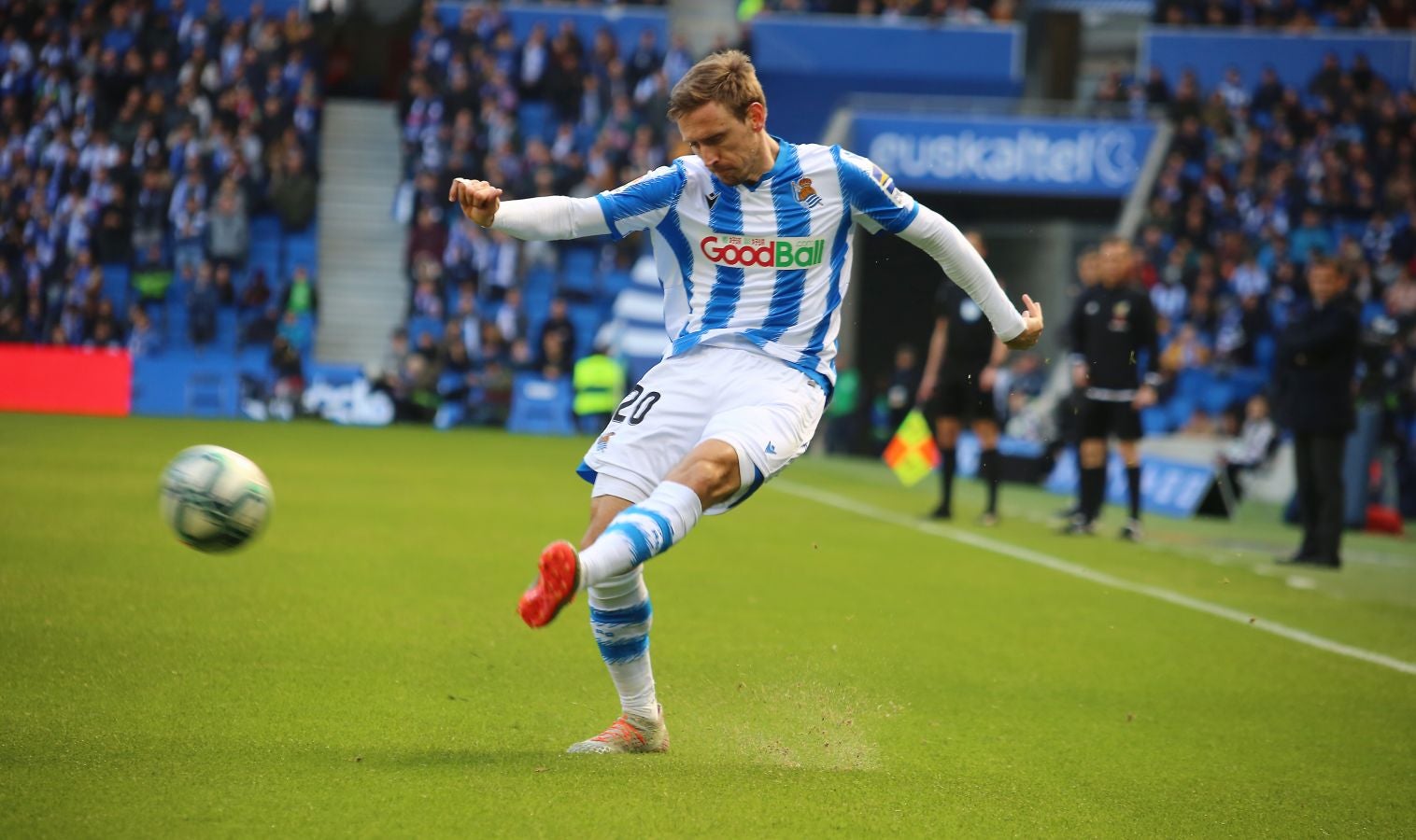 Willian José ha adelantado a la Real al descanso, pero el Villarreal ha remontado en la segunda parte con los goles de Trigueros de penalti y Cazorla tras la revisión del VAR