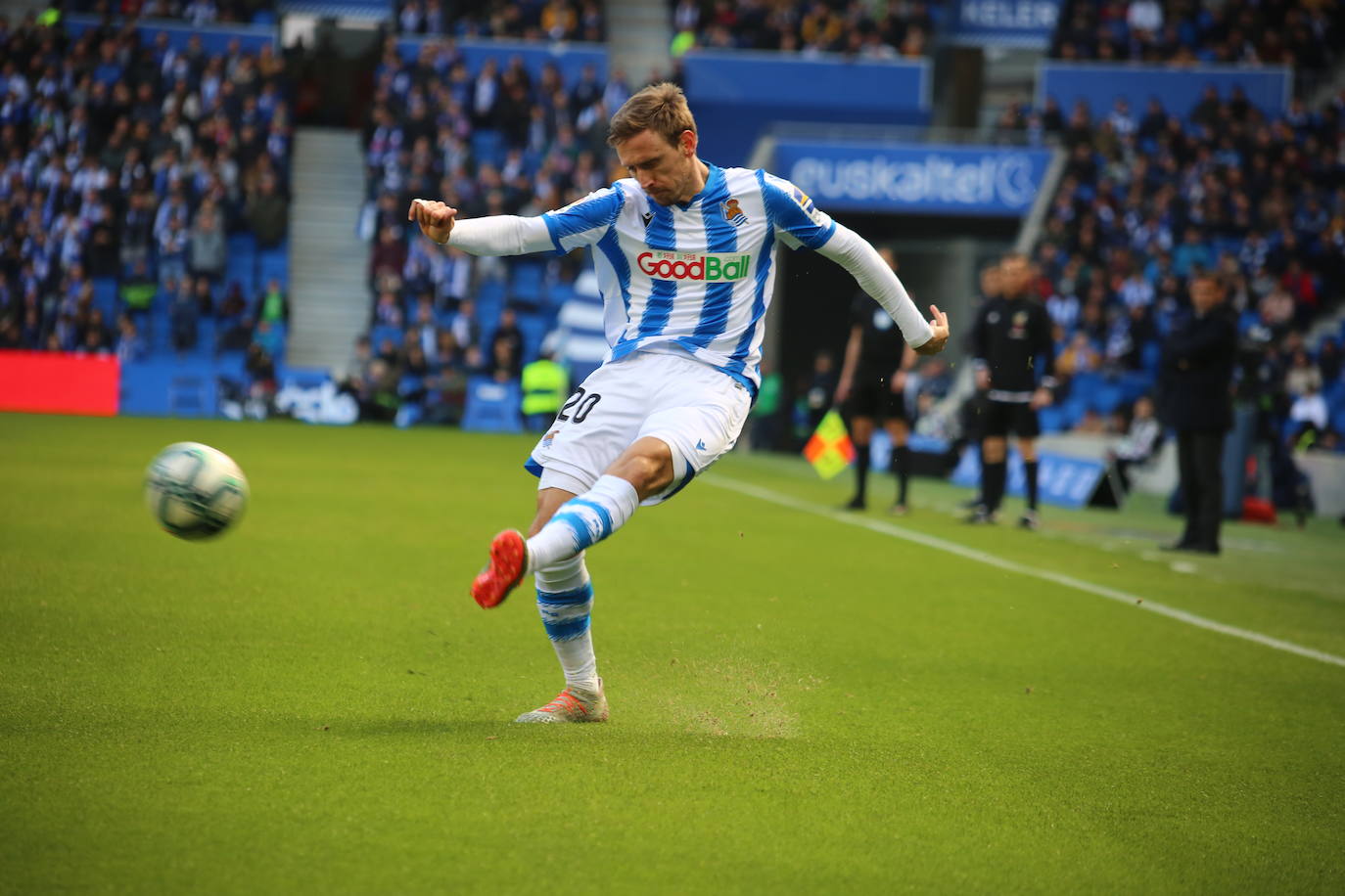 Willian José ha adelantado a la Real al descanso, pero el Villarreal ha remontado en la segunda parte con los goles de Trigueros de penalti y Cazorla tras la revisión del VAR