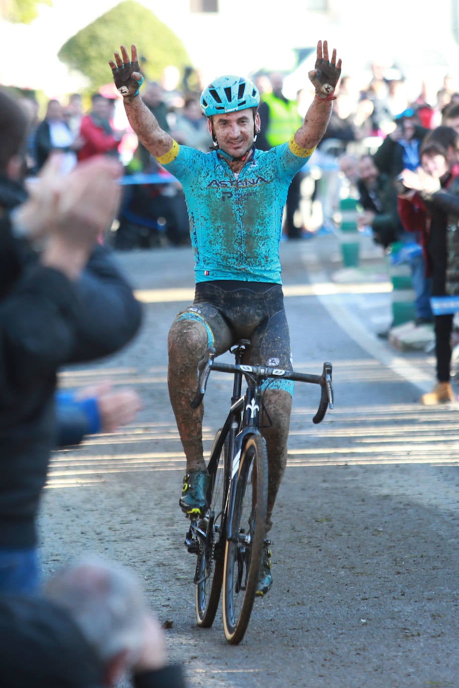 Gorka y Ion Izagirre han regalado una preciosa carrera a sus paisanos en Ormaiztegi, donde el primero ha sumado su cuarta victoria de la temporada, por delante de su hermano y del cántabro Ismael Esteban. El mayor de los hermanos del Astana tiene previsto disputar el Campeonato de España el próximo domingo en Pontevedra.En categoría femenina, la alavesa Paula Suárez no ha encontrado rival y ha logrado una cómoda victoria.