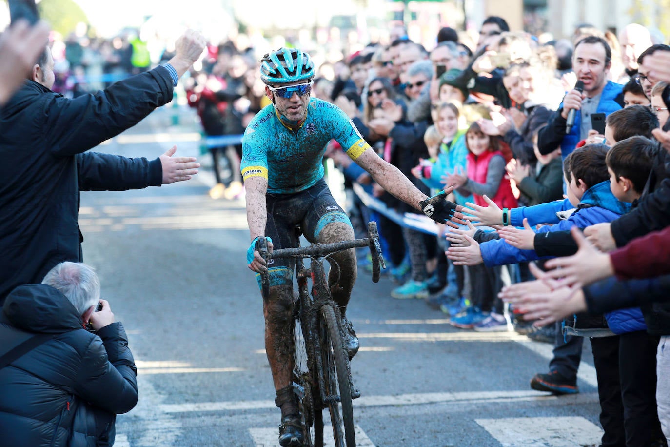 Gorka y Ion Izagirre han regalado una preciosa carrera a sus paisanos en Ormaiztegi, donde el primero ha sumado su cuarta victoria de la temporada, por delante de su hermano y del cántabro Ismael Esteban. El mayor de los hermanos del Astana tiene previsto disputar el Campeonato de España el próximo domingo en Pontevedra.En categoría femenina, la alavesa Paula Suárez no ha encontrado rival y ha logrado una cómoda victoria.