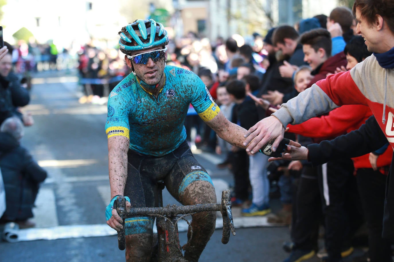 Gorka y Ion Izagirre han regalado una preciosa carrera a sus paisanos en Ormaiztegi, donde el primero ha sumado su cuarta victoria de la temporada, por delante de su hermano y del cántabro Ismael Esteban. El mayor de los hermanos del Astana tiene previsto disputar el Campeonato de España el próximo domingo en Pontevedra.En categoría femenina, la alavesa Paula Suárez no ha encontrado rival y ha logrado una cómoda victoria.