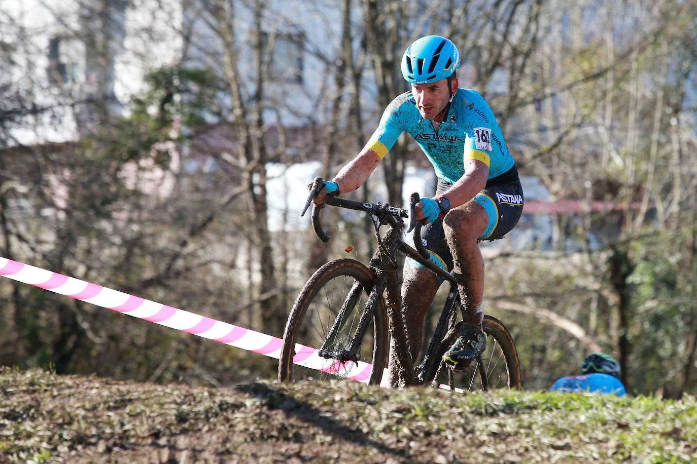 Gorka y Ion Izagirre han regalado una preciosa carrera a sus paisanos en Ormaiztegi, donde el primero ha sumado su cuarta victoria de la temporada, por delante de su hermano y del cántabro Ismael Esteban. El mayor de los hermanos del Astana tiene previsto disputar el Campeonato de España el próximo domingo en Pontevedra.En categoría femenina, la alavesa Paula Suárez no ha encontrado rival y ha logrado una cómoda victoria.