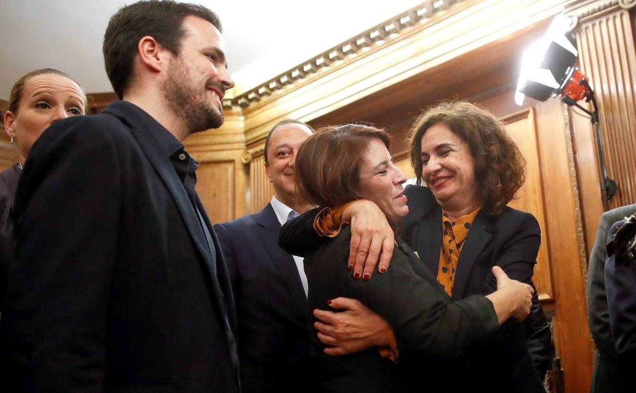 Alberto Garzón, junto a Adriana Lastra que se abraza con María Jesús Montero.