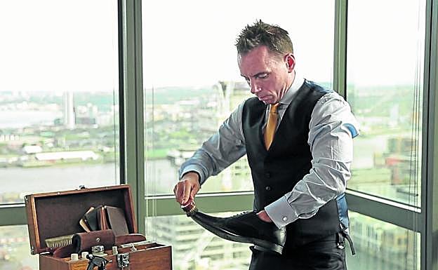 Drew Goodall practica en su despacho con el betún y el cepillo para no perder facultades.