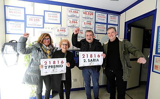 Cristina González y los hermanos Jaione y Kepa Garin -propietario de la administración de Andoain-, celebran junto a un amigo..