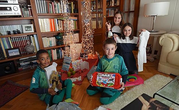 Vadin, que ha pasado la Navidad en casa de los Hernández-Durán, con sus hermanos de acogida Aimar, Larraitz y Anixe