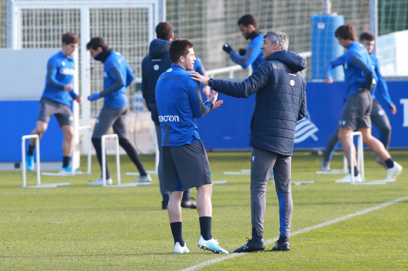 Merino y Odegaard no han entrenado junto al resto del grupo, y Zaldua, Llorente, Guevara, Portu, Willian José y Oyarzabal se han retirado a los veinte minutos de la sesión