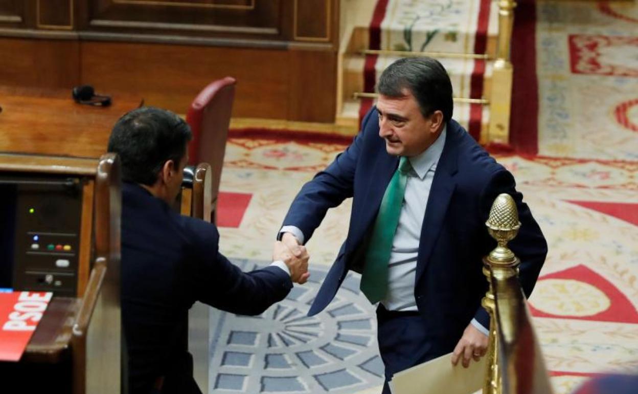 Pedro Sánchez y Aitor Esteban se dan la mano tras la intervención del jeltzale.