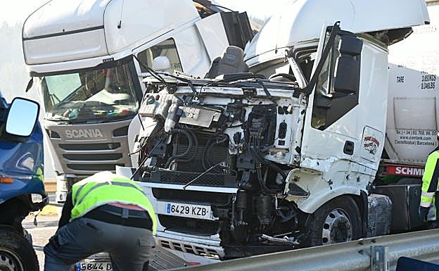 Imagen principal - Catorce heridos, dos de ellos muy graves, en el accidente múltiple de Zumarraga