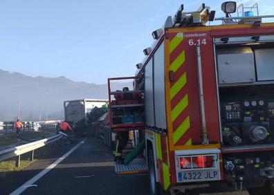 Imagen secundaria 1 - Catorce heridos, dos de ellos muy graves, en el accidente múltiple de Zumarraga