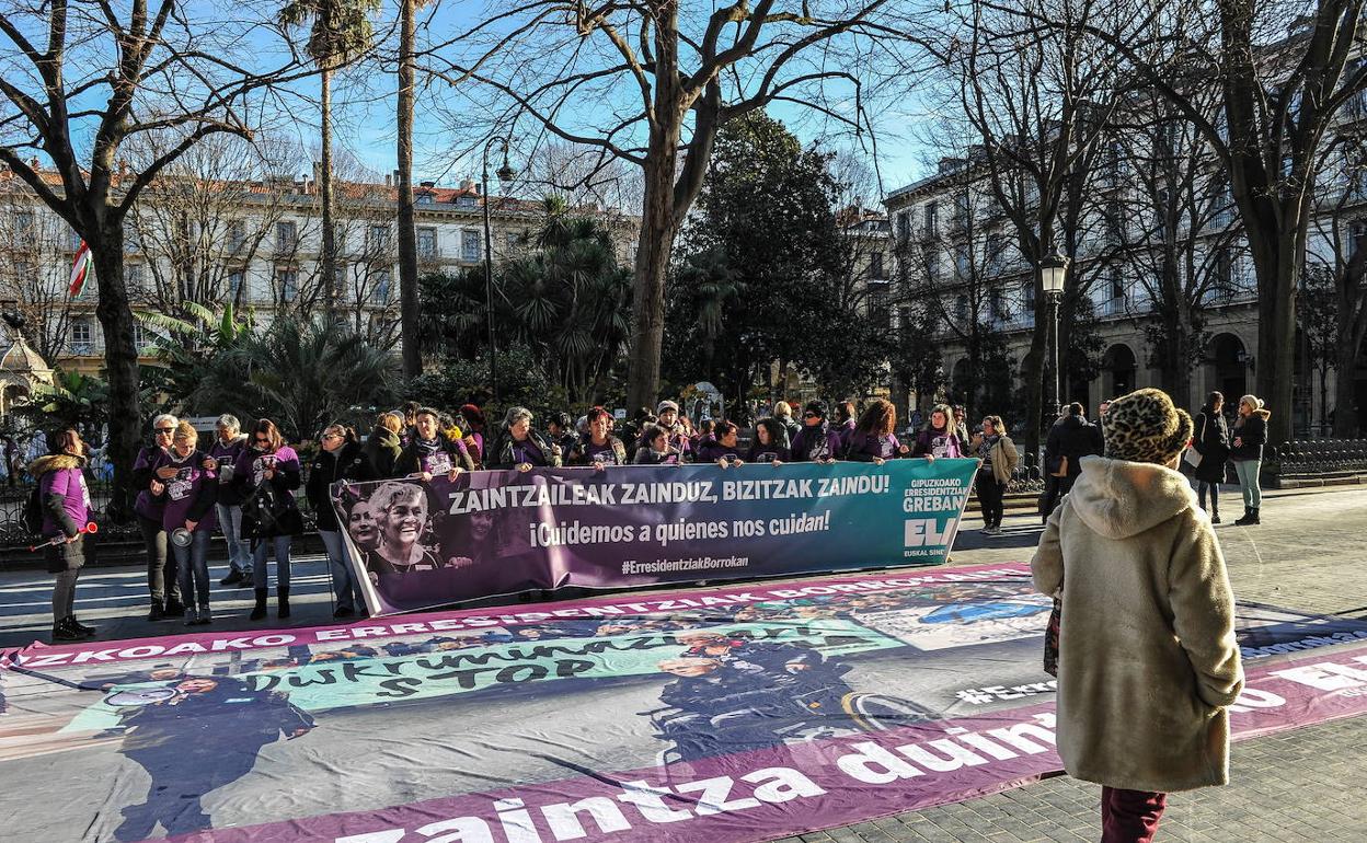 Protesta de las trabajadoras de residencias frente a la Diputación