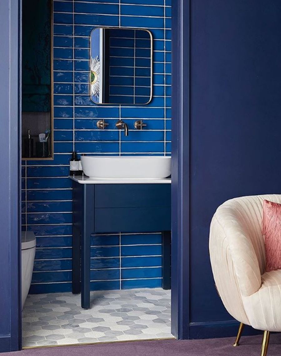 El mundo de la decoración se rinde ante este color que simboliza la pureza y la frescura. Además de aportar la sensación de espaciosa la estancia, se adapta fácilmente a todos los estilos