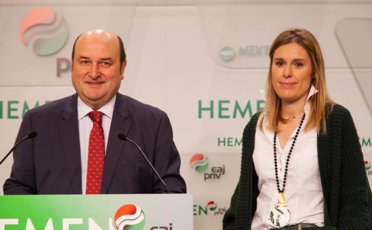 Andoni Ortuzar y Mireia Zarate, en la rueda de prensa ofrecida en Sabin Etxea.