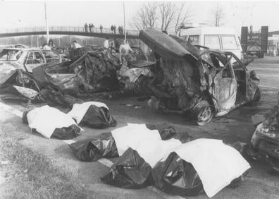 Imagen secundaria 1 - En 2007, un joven de 29 años murió en una colisión múltiple de 27 vehículos en la N-I en Salvatierra. El mayor accidente registrado en Euskadi, en 1991, dejó 18 muertos y medio centenar de heridos. Colisiones en cadena como la de Zumarraga están relacionadas con la falta de visibilidad