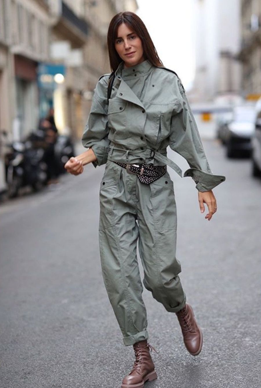 Es una de las 'influencers' que temporada tras temporada se suma a la tendencia "I love jumpsuite", una estética convertida en básico imprescindible. Esta pieza versátil es apta tanto para afrontar una jornada laboral, como para ocasiones especiales