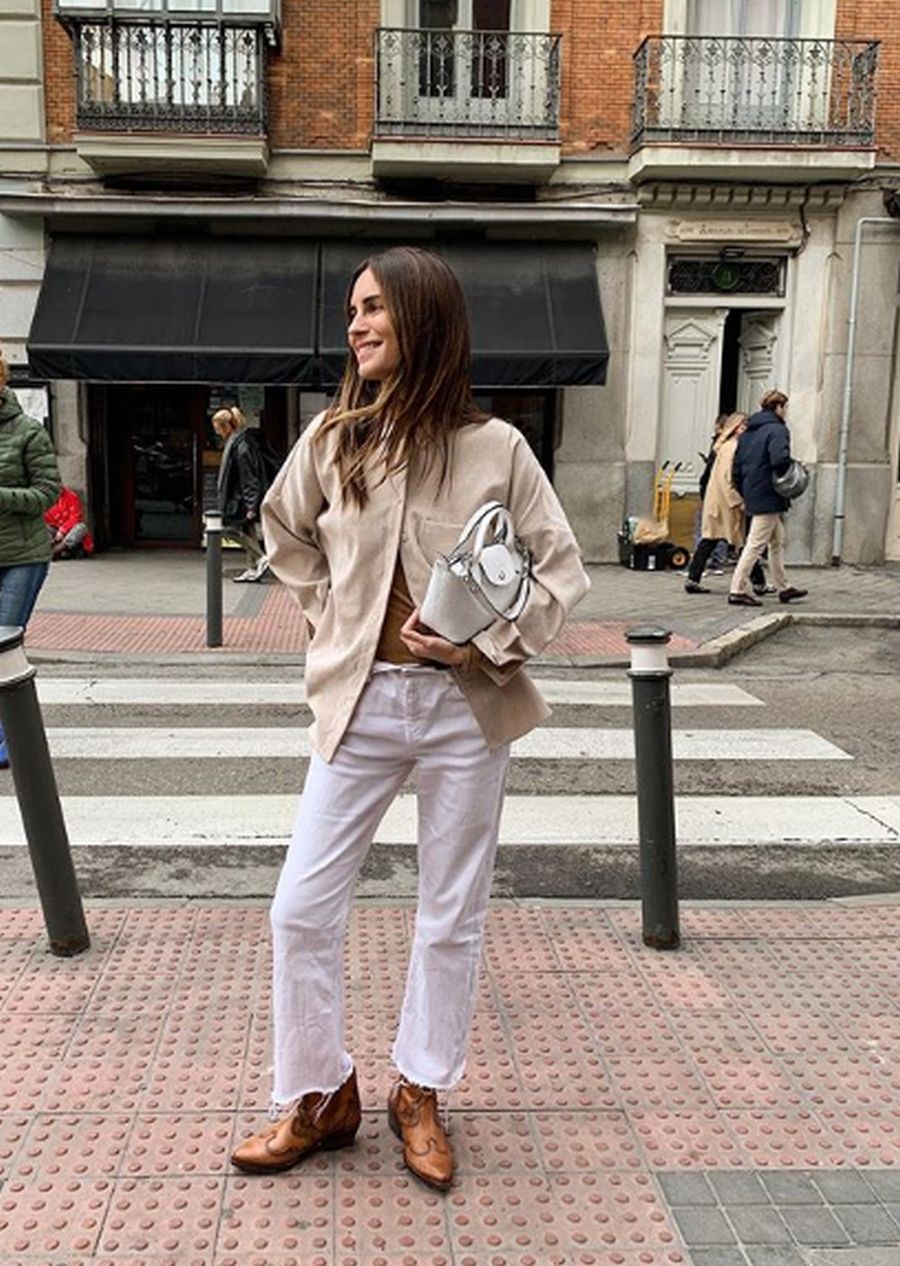 Lleva el minimalismo a extremos, apostando por looks más sobrios, en tonos blancos y beige. El contraste con las botas 'cowboy' es una de las apuestas que se mantiene durante los primeros meses de este 2021