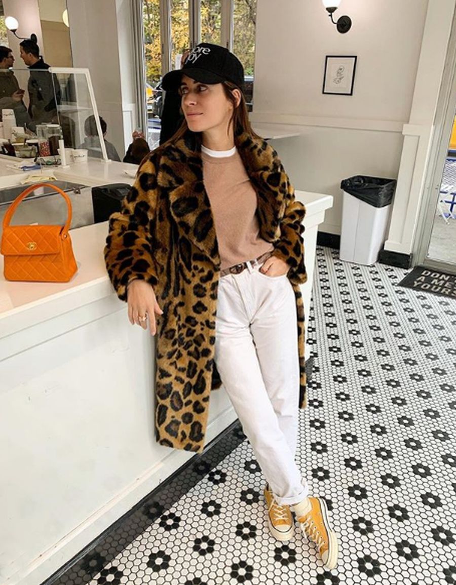 El 'print animal' se ha convertido en un básico imprescindible de fondo de armario. El aire deportivo y renovado que consigue gracias a la combinación de la prenda exterior con dicho estampado, las zapatillas amarillas de la firma Converse y la gorra, es todo un acierto