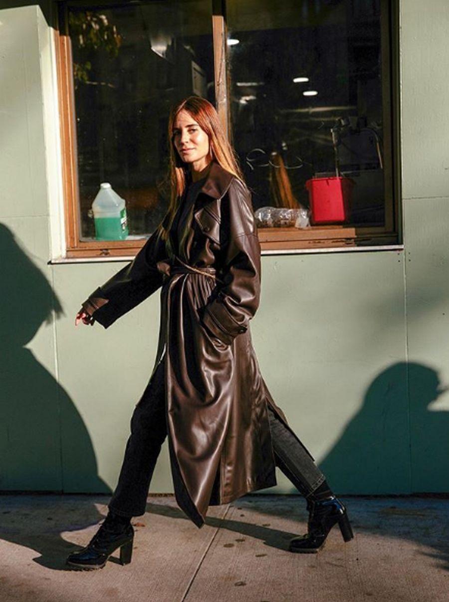 La sobriedad en sus looks se refleja en el uso continuado de colores neutros. En este caso, la mezcla del color negro con el marrón es perfecta. Si a esto le sumamos el 'mix' entre el 'denim' y la piel, el resultado es exquisito