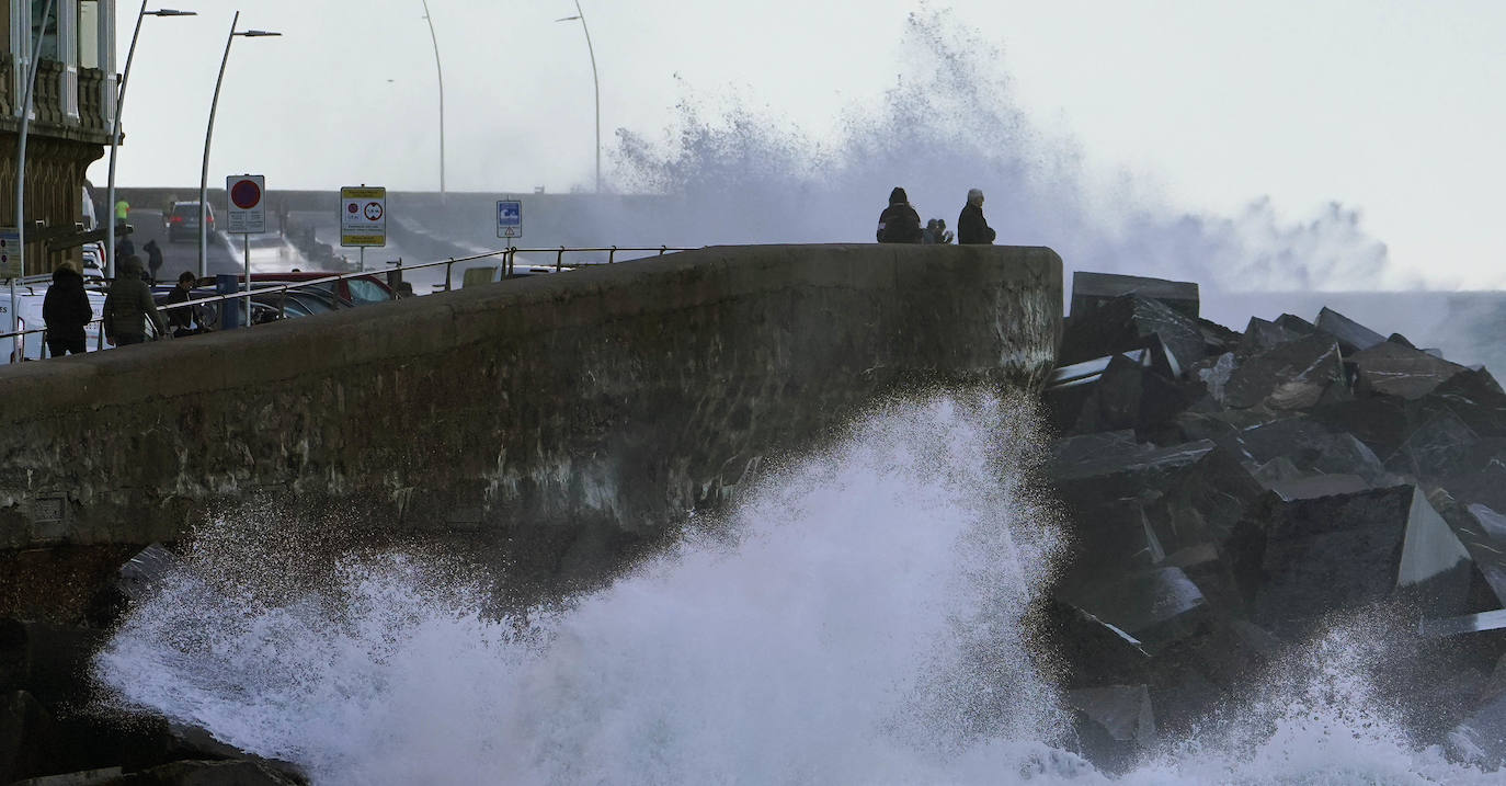 La galerna y el fuerte oleaje han povocado este jueves un espectáculo de olas en Donostia