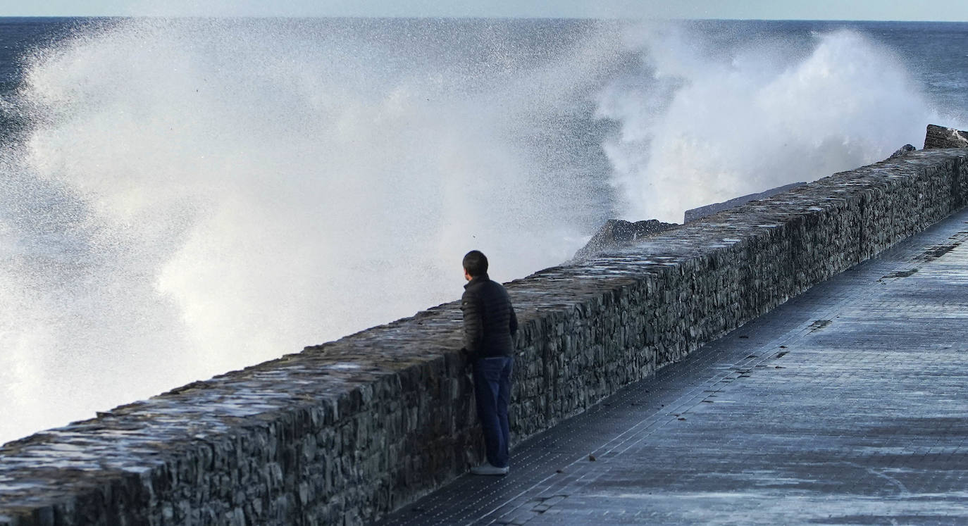 La galerna y el fuerte oleaje han povocado este jueves un espectáculo de olas en Donostia