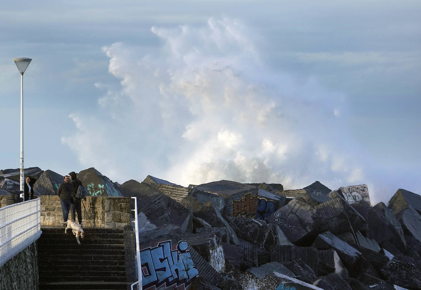 La galerna y el fuerte oleaje han povocado este jueves un espectáculo de olas en Donostia