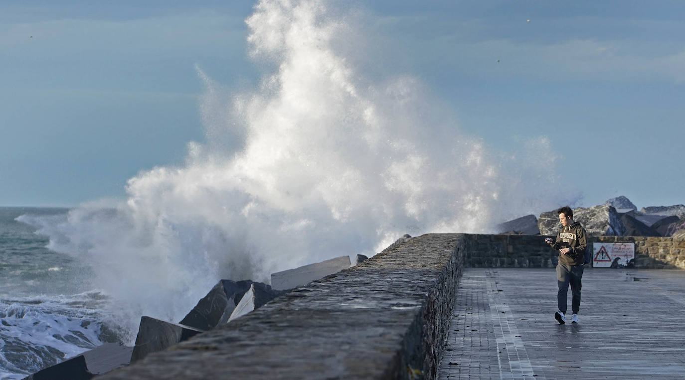 La galerna y el fuerte oleaje han povocado este jueves un espectáculo de olas en Donostia