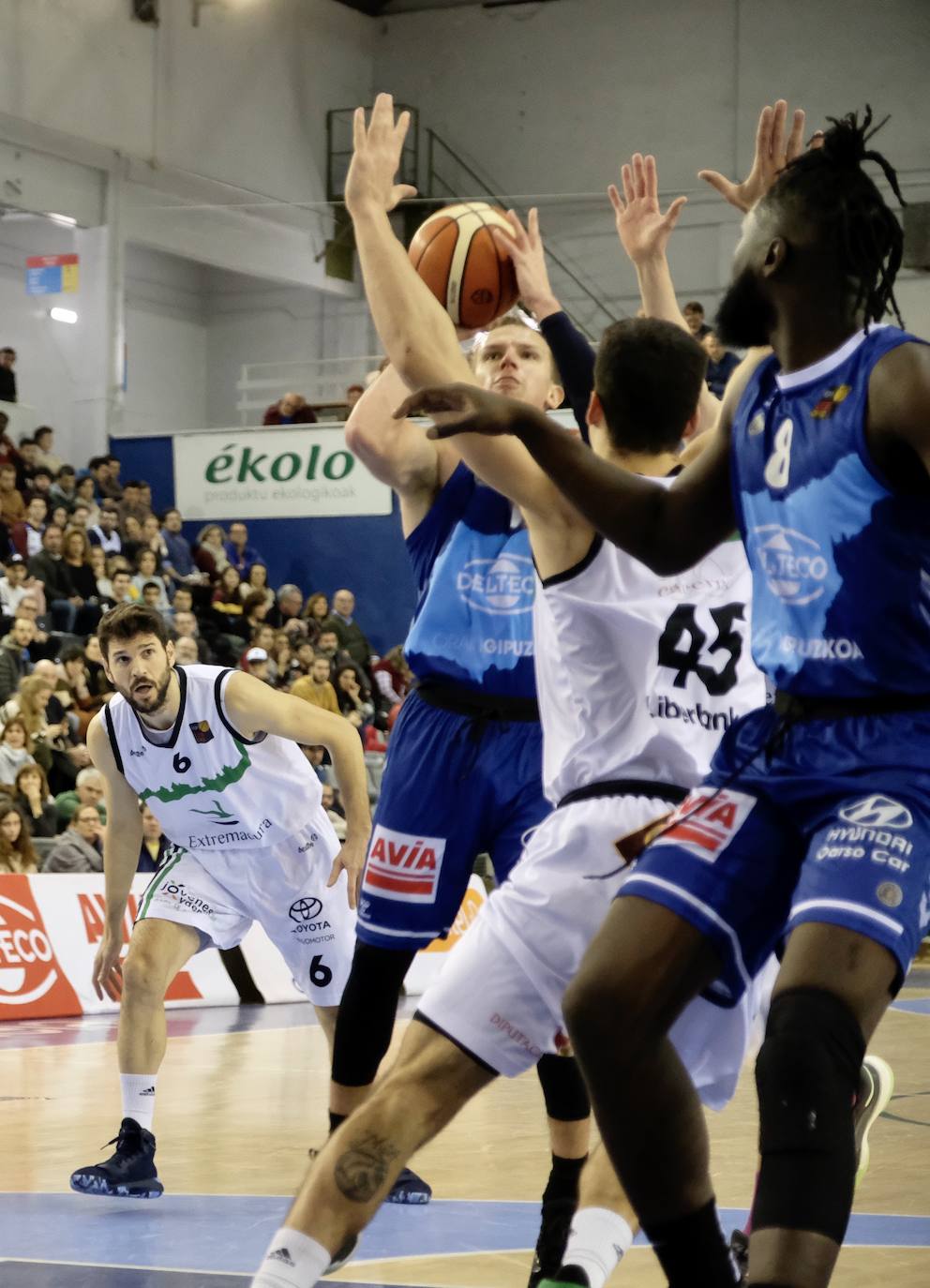 El Delteco Gipuzkoa Basket estrenó este viernes el año en San Sebastián con una victoria ante el Cáceres (72-64).