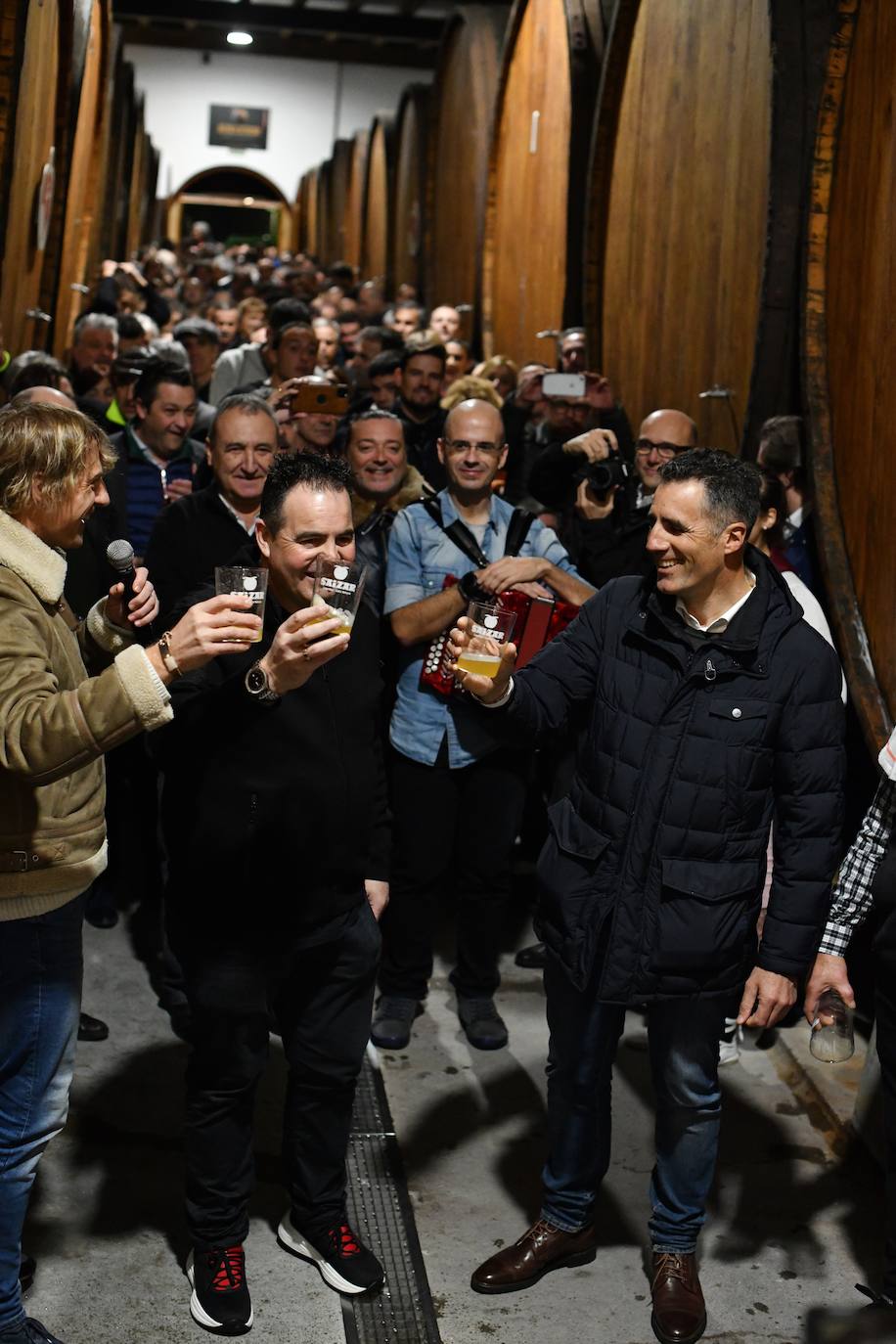 El exciclista Miguel Indurain ha sido este viernes el invitado de honor y encargado de abrir oficialmente la temporada del 'Txotx' 2020 en la sidrería Saizar de Usurbil. Lo ha hecho al grito de «hau da Usurbilgo Saizar sagardo berria!».