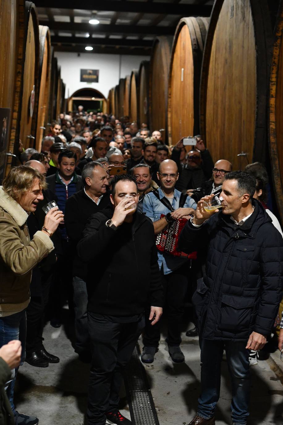 El exciclista Miguel Indurain ha sido este viernes el invitado de honor y encargado de abrir oficialmente la temporada del 'Txotx' 2020 en la sidrería Saizar de Usurbil. Lo ha hecho al grito de «hau da Usurbilgo Saizar sagardo berria!».