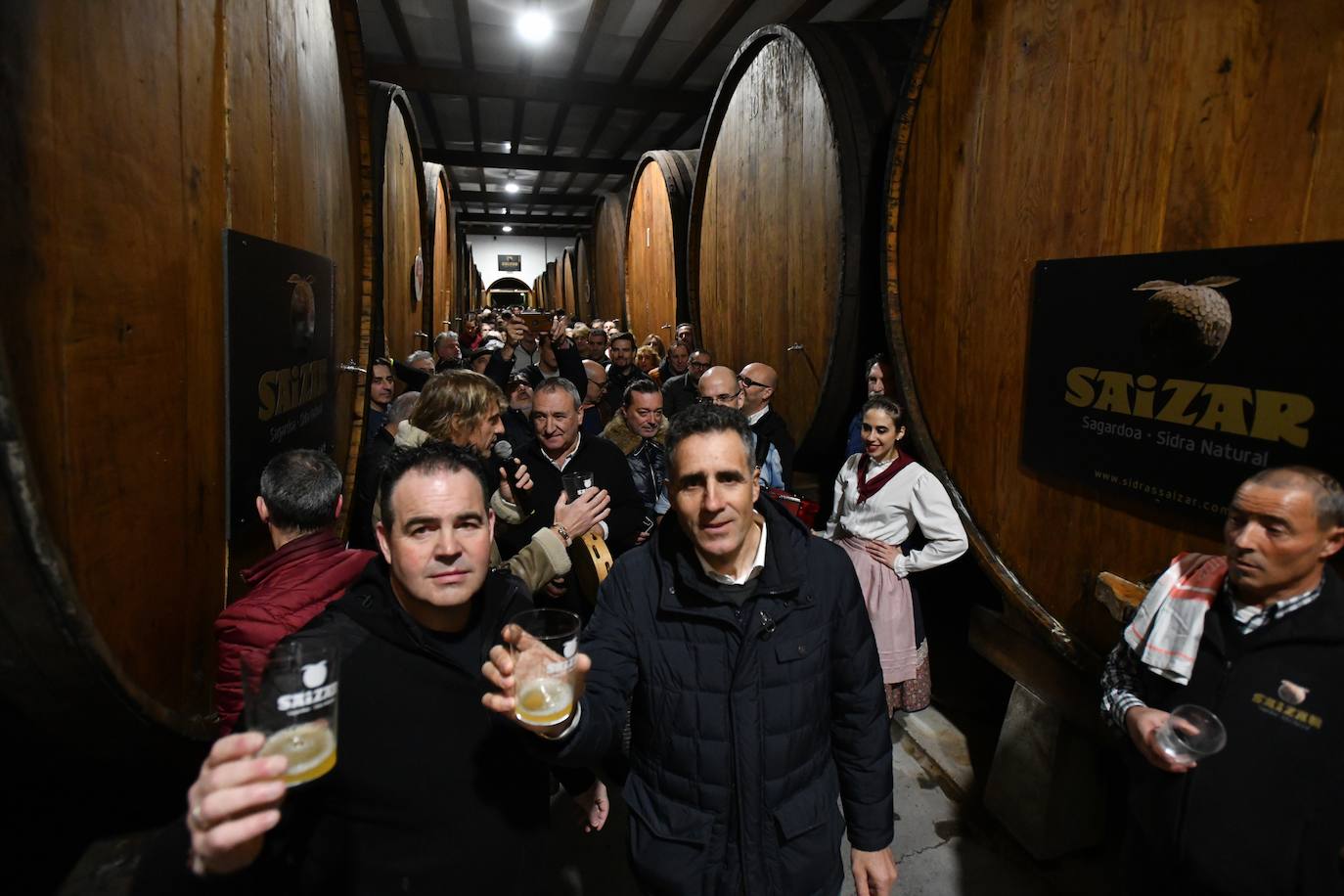 El exciclista Miguel Indurain ha sido este viernes el invitado de honor y encargado de abrir oficialmente la temporada del 'Txotx' 2020 en la sidrería Saizar de Usurbil. Lo ha hecho al grito de «hau da Usurbilgo Saizar sagardo berria!».