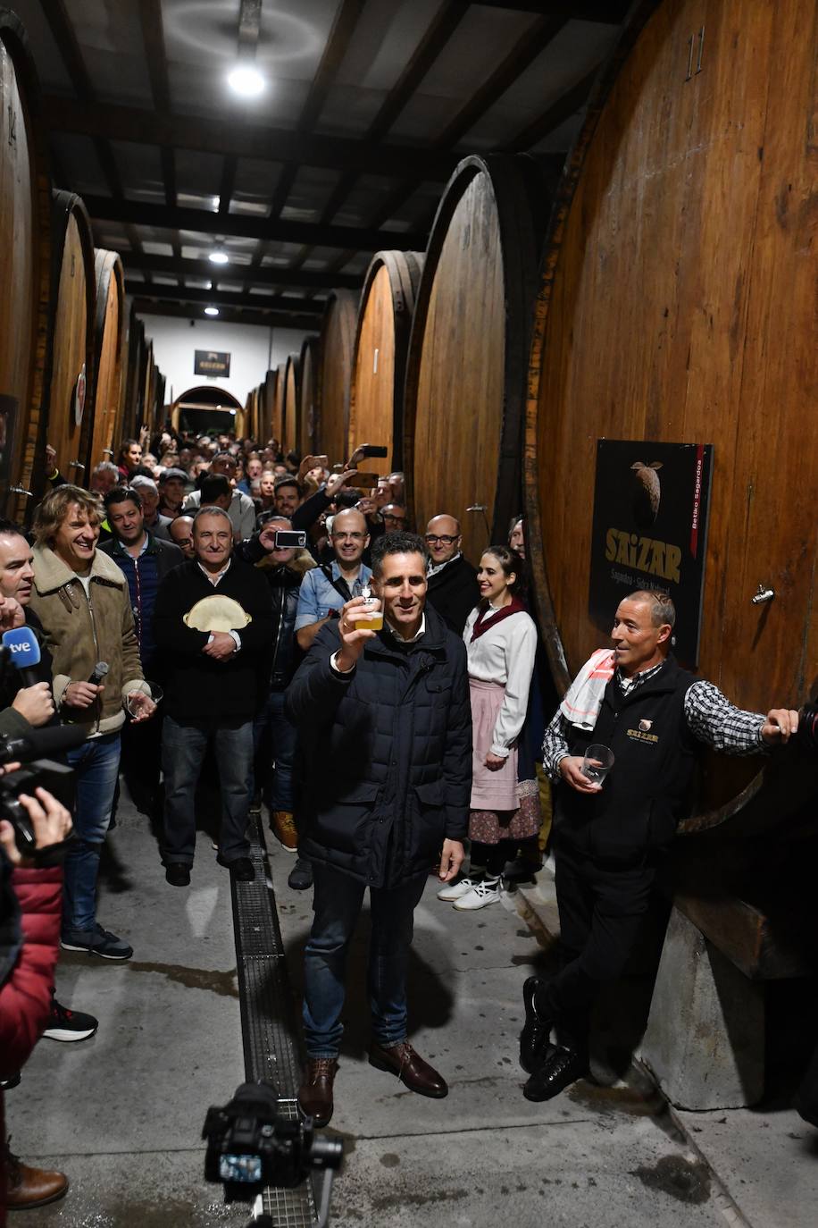 El exciclista Miguel Indurain ha sido este viernes el invitado de honor y encargado de abrir oficialmente la temporada del 'Txotx' 2020 en la sidrería Saizar de Usurbil. Lo ha hecho al grito de «hau da Usurbilgo Saizar sagardo berria!».
