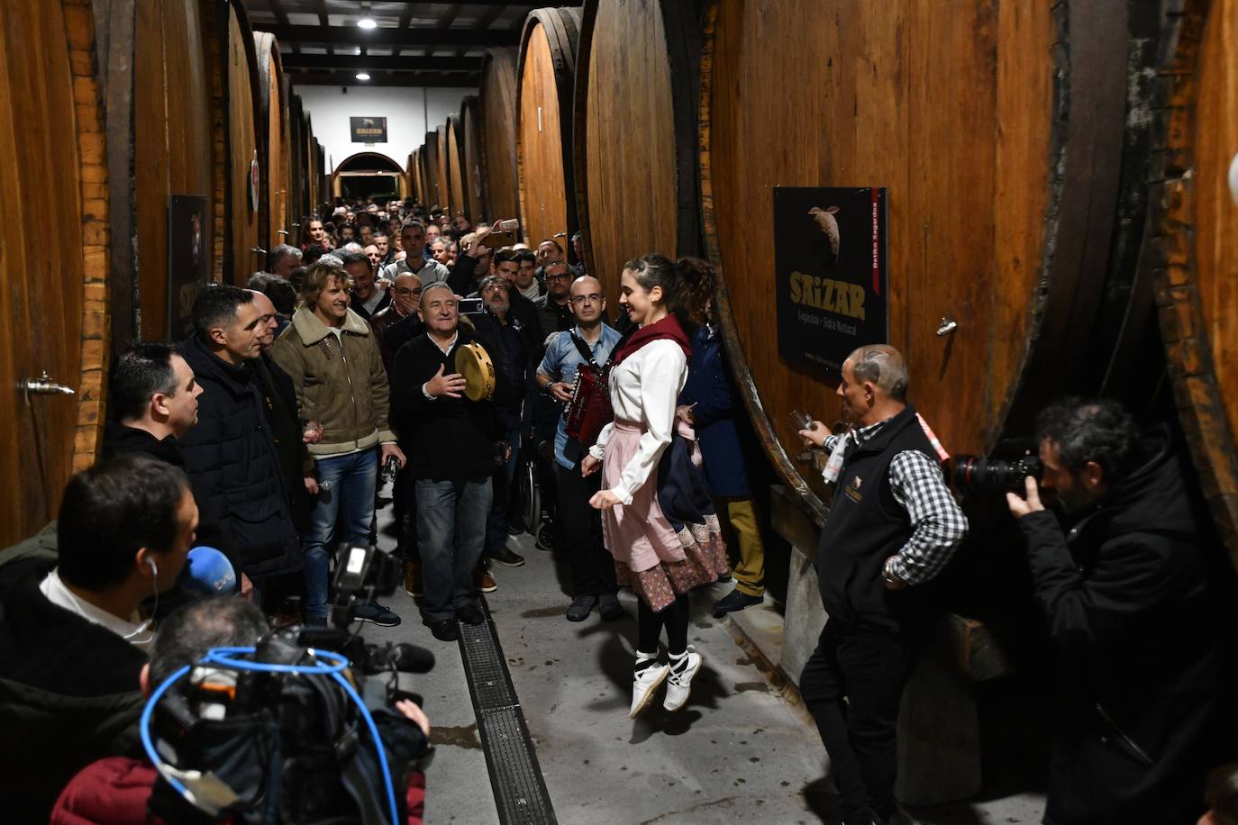 El exciclista Miguel Indurain ha sido este viernes el invitado de honor y encargado de abrir oficialmente la temporada del 'Txotx' 2020 en la sidrería Saizar de Usurbil. Lo ha hecho al grito de «hau da Usurbilgo Saizar sagardo berria!».