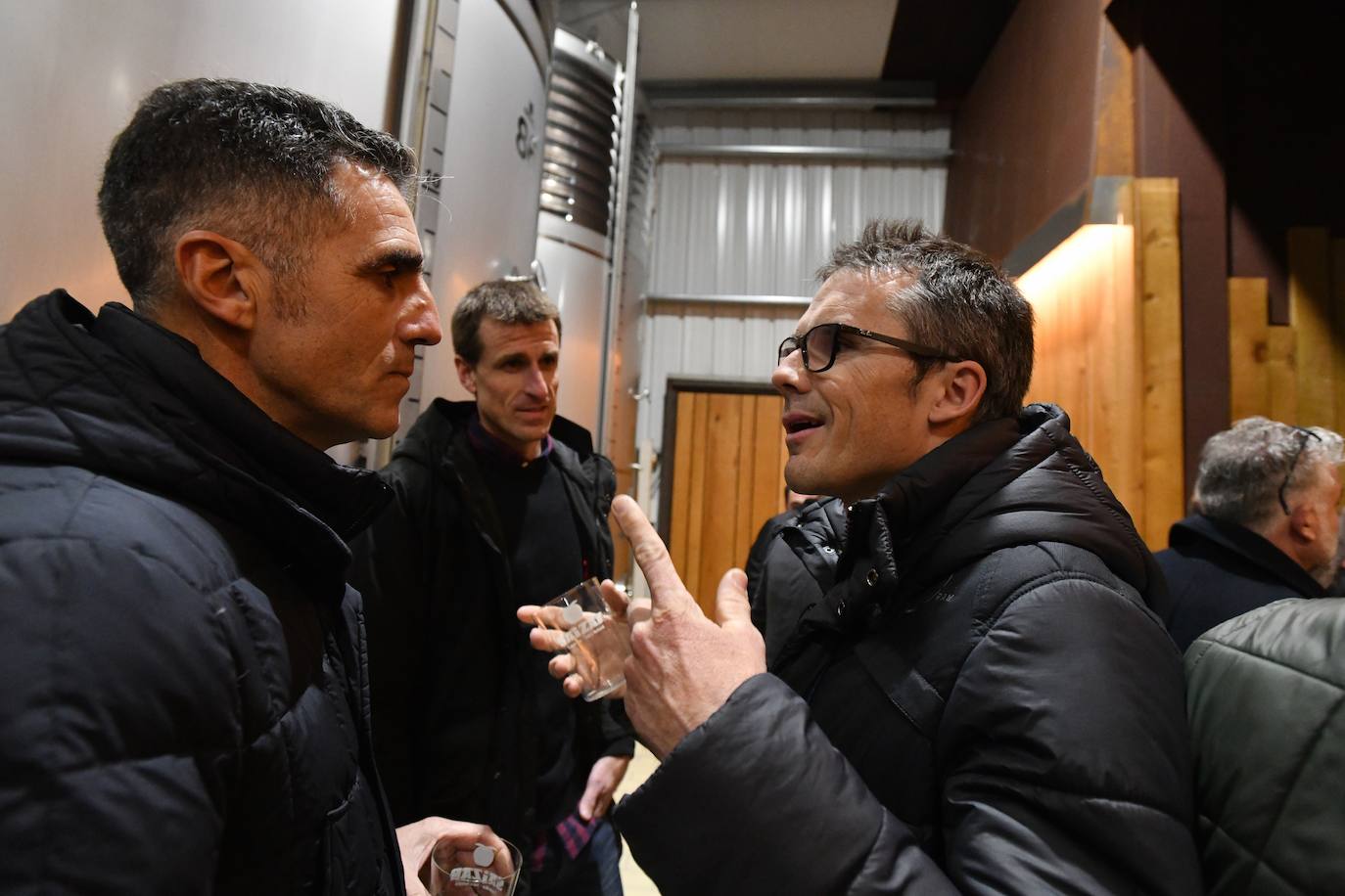 El exciclista Miguel Indurain ha sido este viernes el invitado de honor y encargado de abrir oficialmente la temporada del 'Txotx' 2020 en la sidrería Saizar de Usurbil. Lo ha hecho al grito de «hau da Usurbilgo Saizar sagardo berria!».