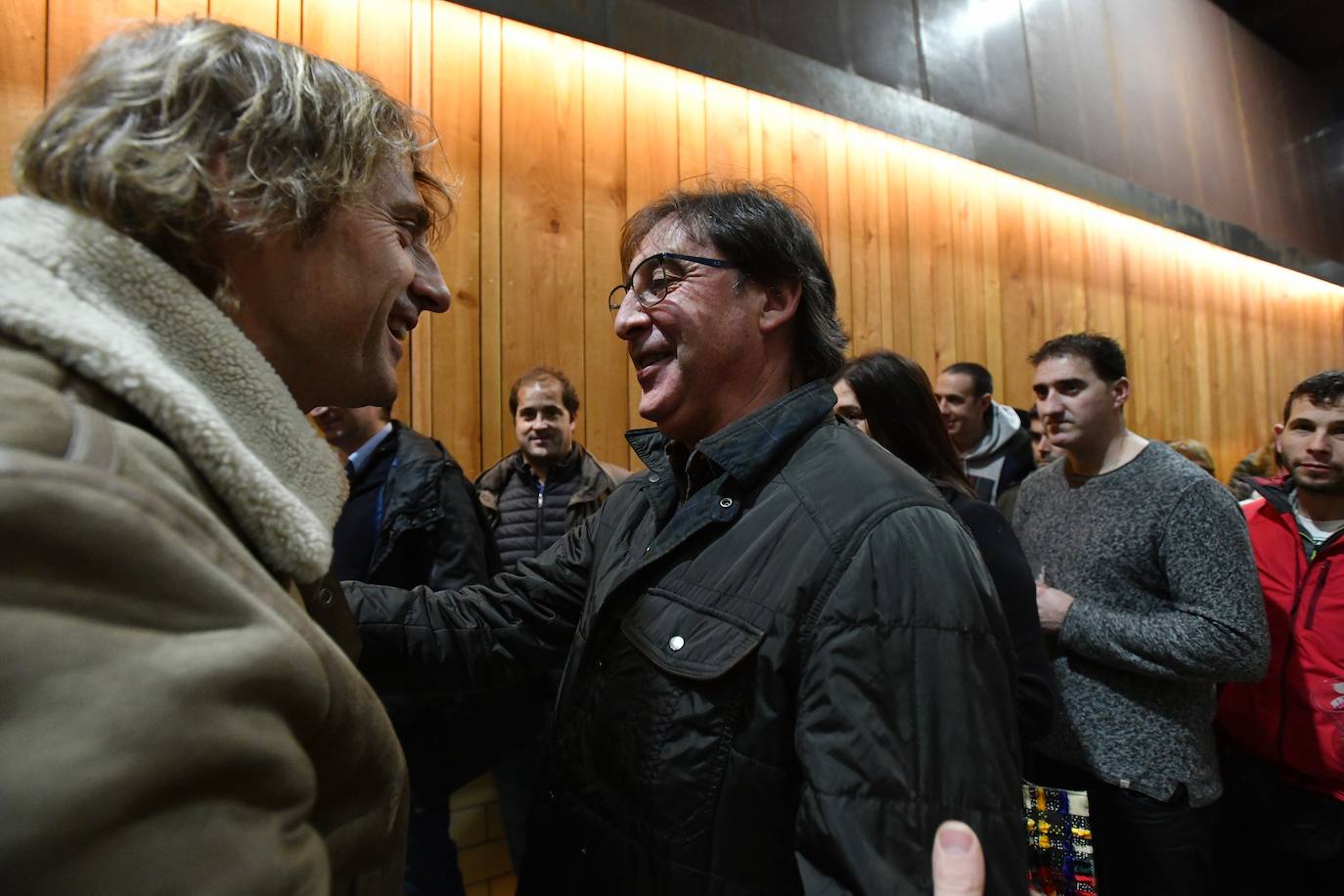 El exciclista Miguel Indurain ha sido este viernes el invitado de honor y encargado de abrir oficialmente la temporada del 'Txotx' 2020 en la sidrería Saizar de Usurbil. Lo ha hecho al grito de «hau da Usurbilgo Saizar sagardo berria!».