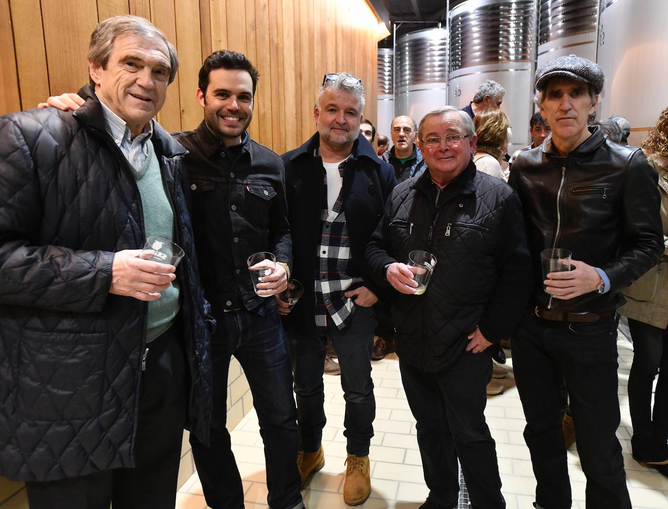 El exciclista Miguel Indurain ha sido este viernes el invitado de honor y encargado de abrir oficialmente la temporada del 'Txotx' 2020 en la sidrería Saizar de Usurbil. Lo ha hecho al grito de «hau da Usurbilgo Saizar sagardo berria!».