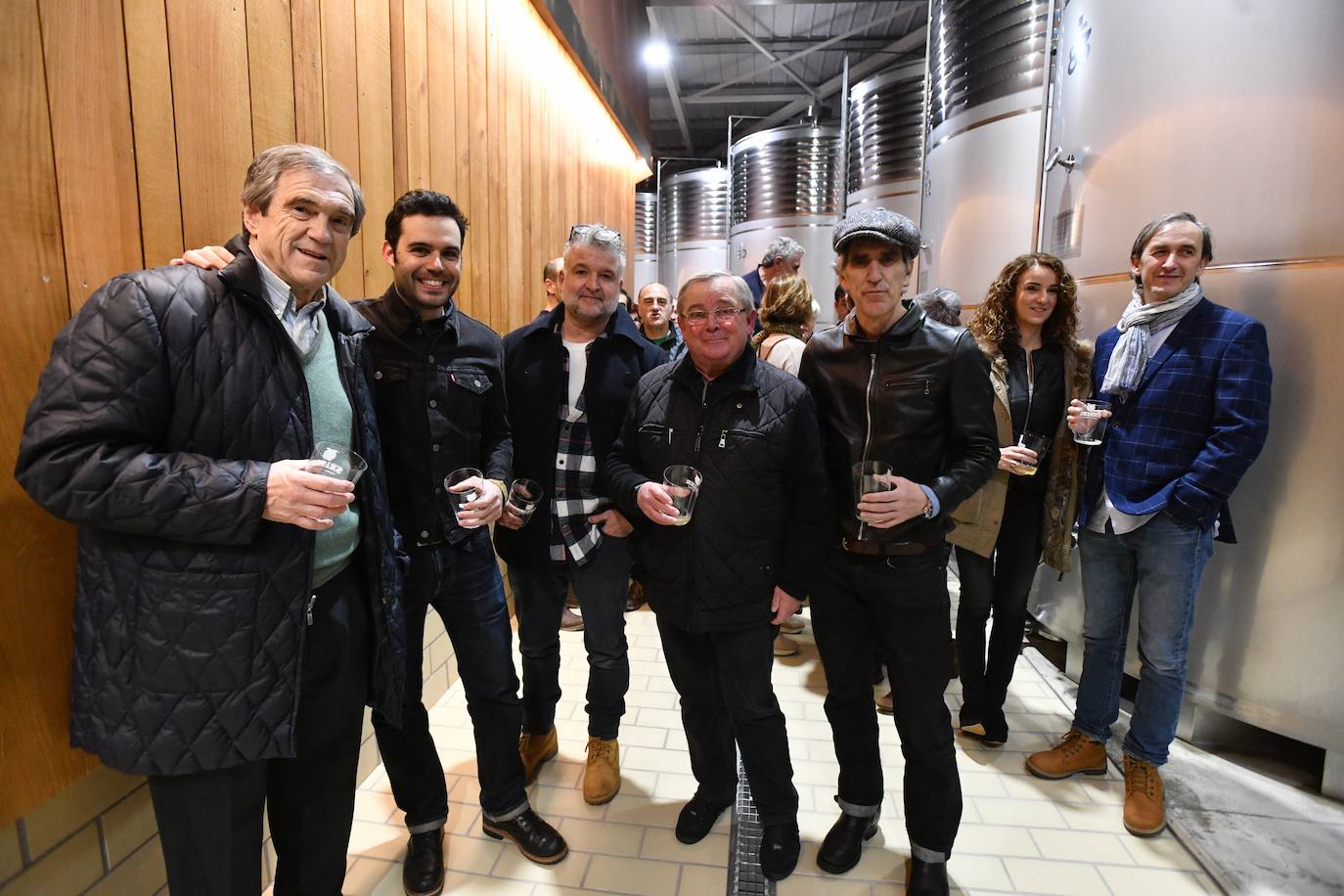 El exciclista Miguel Indurain ha sido este viernes el invitado de honor y encargado de abrir oficialmente la temporada del 'Txotx' 2020 en la sidrería Saizar de Usurbil. Lo ha hecho al grito de «hau da Usurbilgo Saizar sagardo berria!».