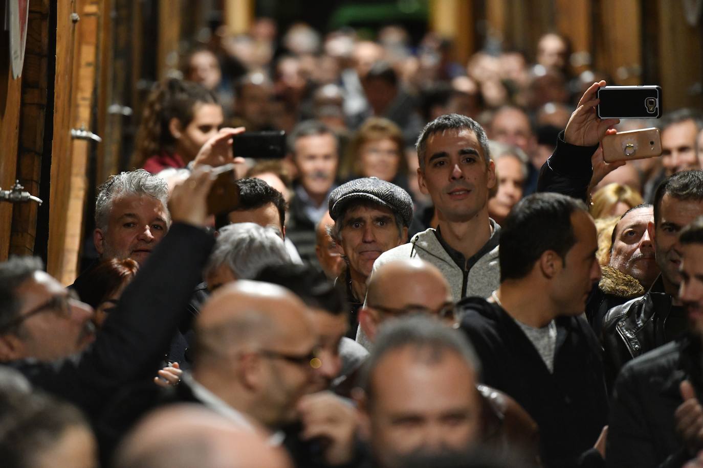 El exciclista Miguel Indurain ha sido este viernes el invitado de honor y encargado de abrir oficialmente la temporada del 'Txotx' 2020 en la sidrería Saizar de Usurbil. Lo ha hecho al grito de «hau da Usurbilgo Saizar sagardo berria!».