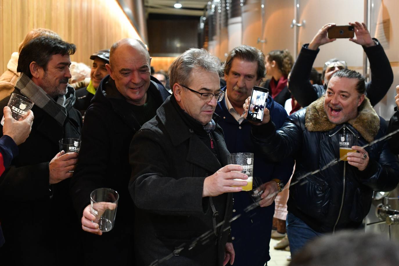 El exciclista Miguel Indurain ha sido este viernes el invitado de honor y encargado de abrir oficialmente la temporada del 'Txotx' 2020 en la sidrería Saizar de Usurbil. Lo ha hecho al grito de «hau da Usurbilgo Saizar sagardo berria!».