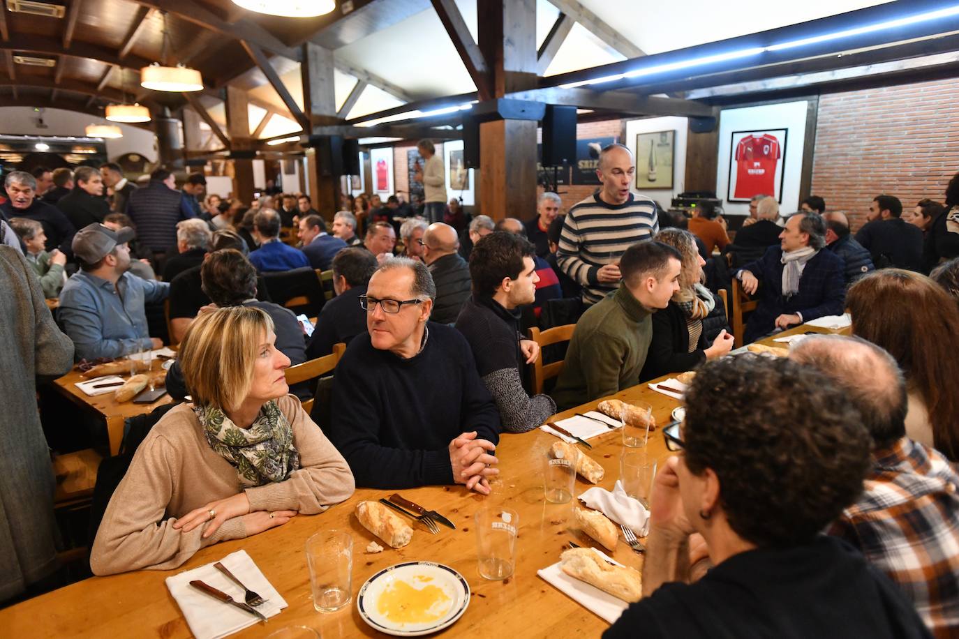 El exciclista Miguel Indurain ha sido este viernes el invitado de honor y encargado de abrir oficialmente la temporada del 'Txotx' 2020 en la sidrería Saizar de Usurbil. Lo ha hecho al grito de «hau da Usurbilgo Saizar sagardo berria!».