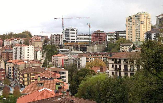 Grúas, al fondo, en la zona donde se ha edificado. Jolastokieta es la torre beige que se ve a la derecha de la foto.