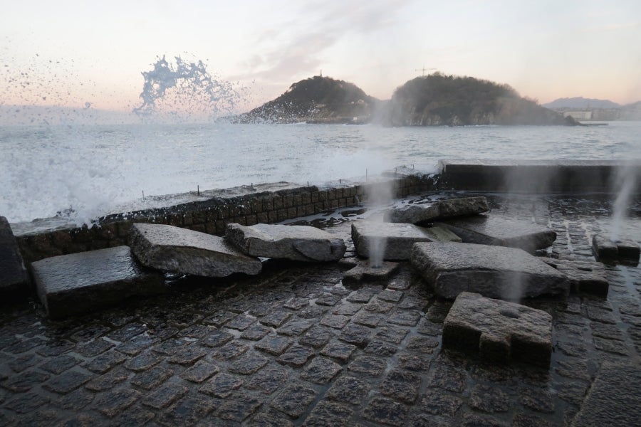 Una parte del muro que cierra el acceso peatonal se ha derrumbado debido al fuerte oleaje de la zona. 