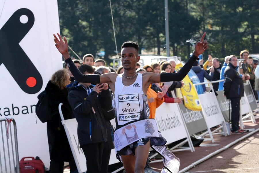 El etíope Tadese Worku, 17 años, ha protagonizado la gran sorpresa del 77 cross Juan Muguerza de Elgoibar en una espectacular cabalgada ante corredores seniors se primer nivel. La keniana Hellen Obiri, campeona mundial, no ha permitido la sorpresa en categoría femenina y ha repetido su triunfo de la pasada edición, circunstancia que no sucedía desde hacía 31 años.