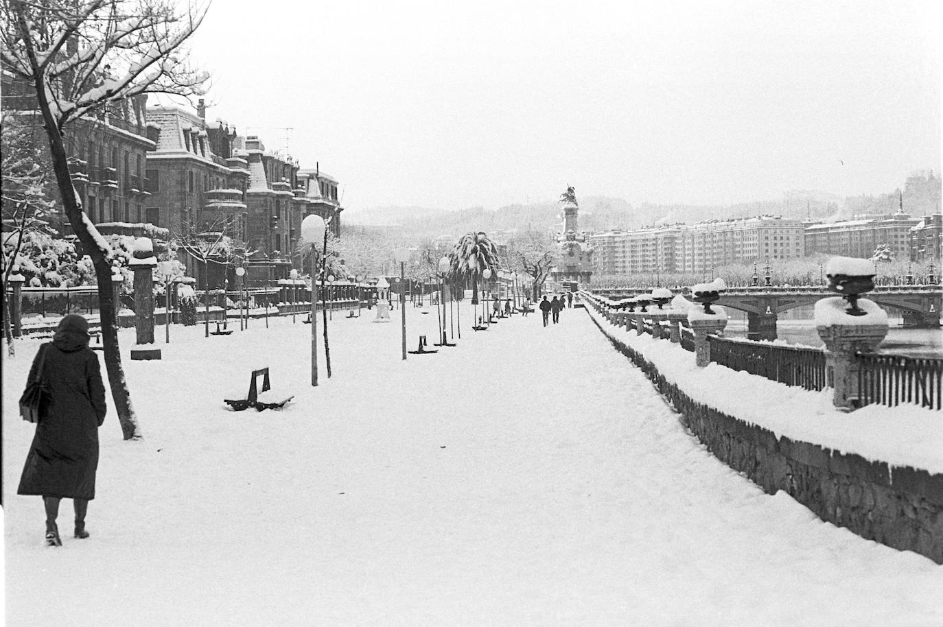 El paseo de los Fueros de San Sebastián cubierto por la nieve 