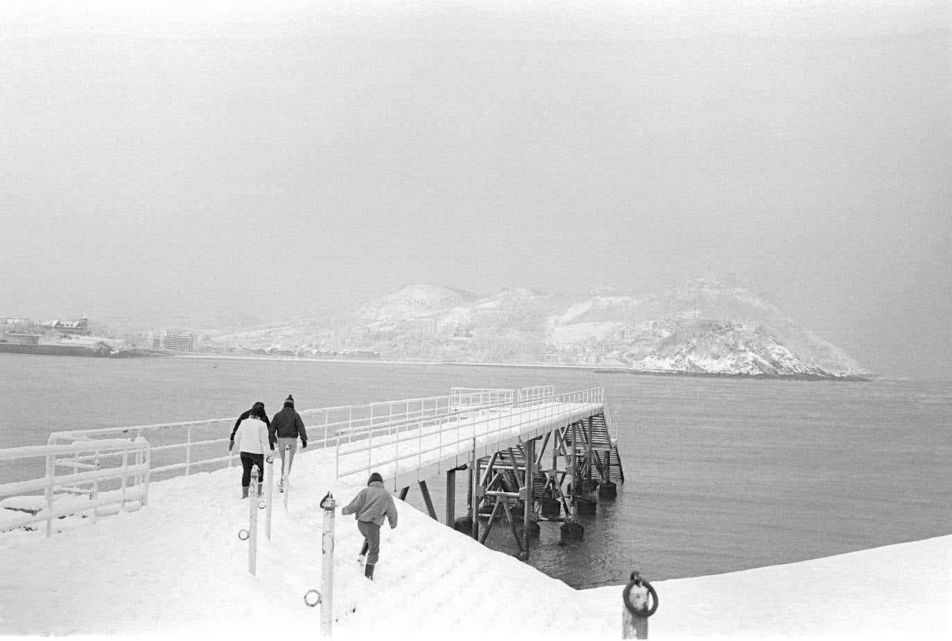 La pasarela del Naútico cubierta por una espesa capa de nieve