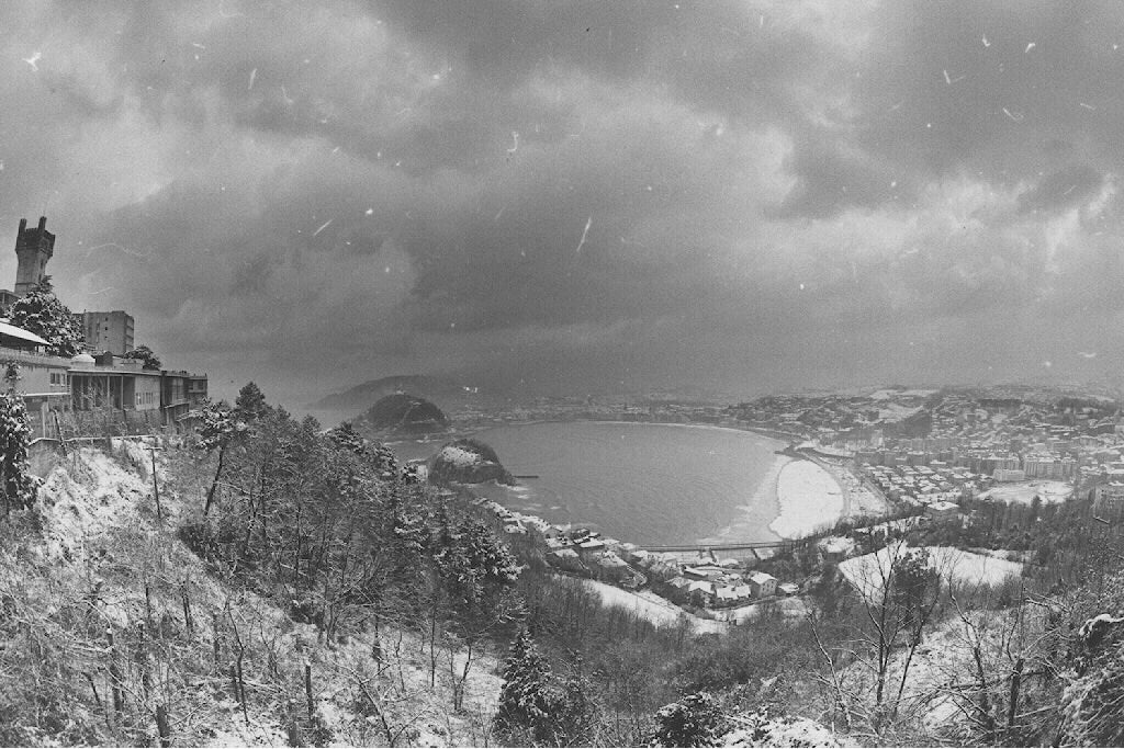 La bahía de la Concha cubierta por un manto blanco 