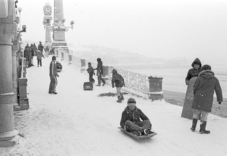 Niños se deslizan en la rampa de los Relojes de la playa