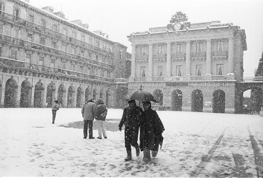 Una blanca plaza de la Constitución